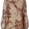 blouse camel dessin met roezel op schouder | DELSCHER. Fashion