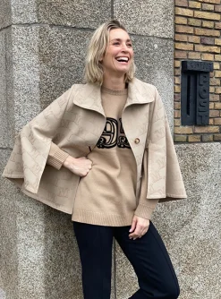 Cape Pirania camel MM logo | DELSCHER. Fashion