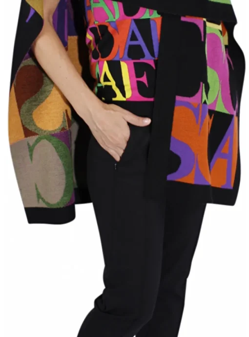 Cape zwart met kleurige letters | DELSCHER. Fashion