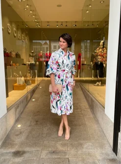 Jurk capri wit bloem dessin ceintuur en ballonmouw | DELSCHER. Fashion