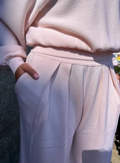 Pantalon tricou licht rose wijde fit | DELSCHER. Fashion