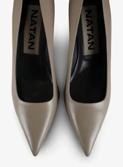 Pump pointy leder taupe | DELSCHER. Fashion