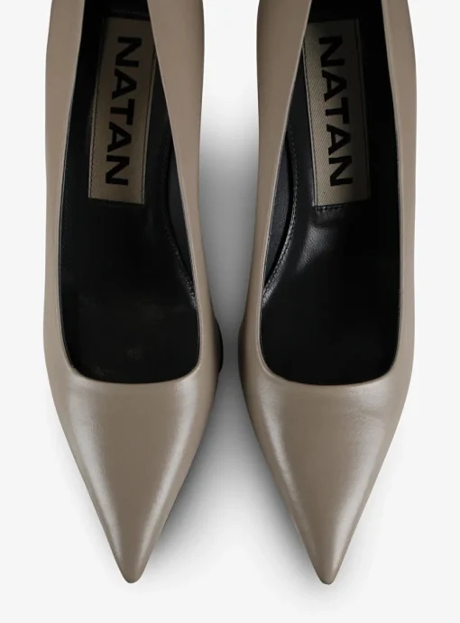 Pump pointy leder taupe | DELSCHER. Fashion
