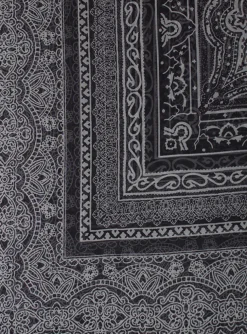 Shawl voile zijde zwart, wit paisley | DELSCHER. Fashion