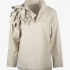 Top clair beige met broche | DELSCHER. Fashion