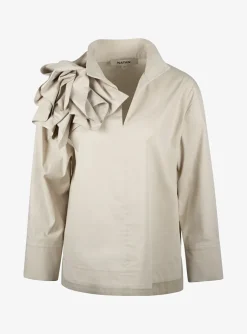 Top clair beige met broche | DELSCHER. Fashion