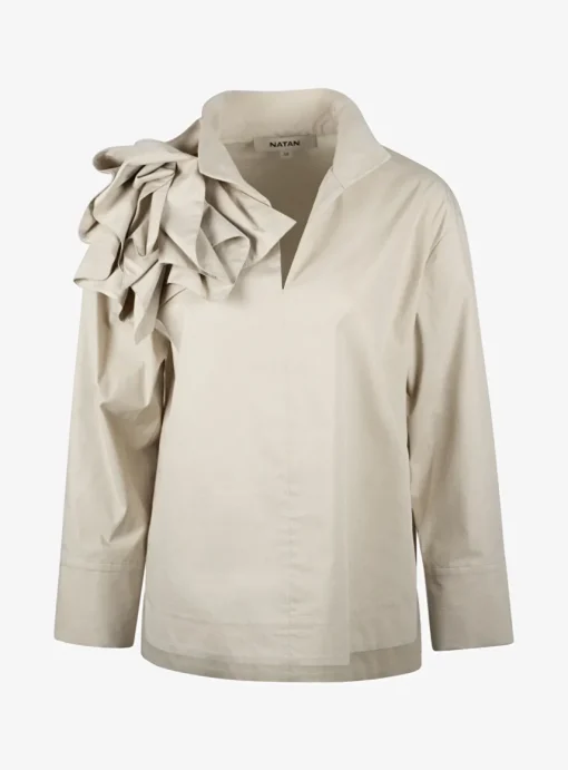 Top clair beige met broche | DELSCHER. Fashion