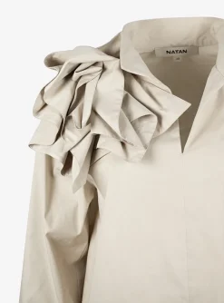 Top clair beige met broche | DELSCHER. Fashion