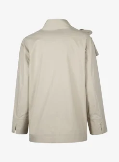 Top clair beige met broche | DELSCHER. Fashion
